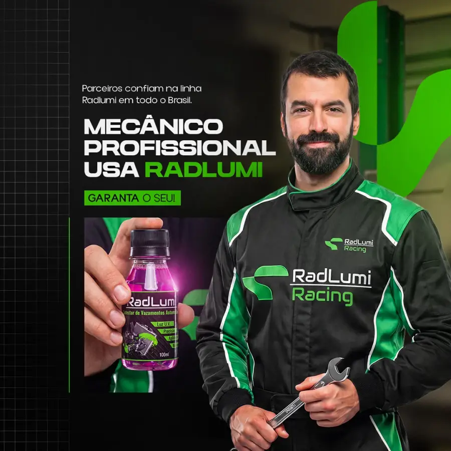 Mecânico com uniforme RadLumi Racing apresentando o produto