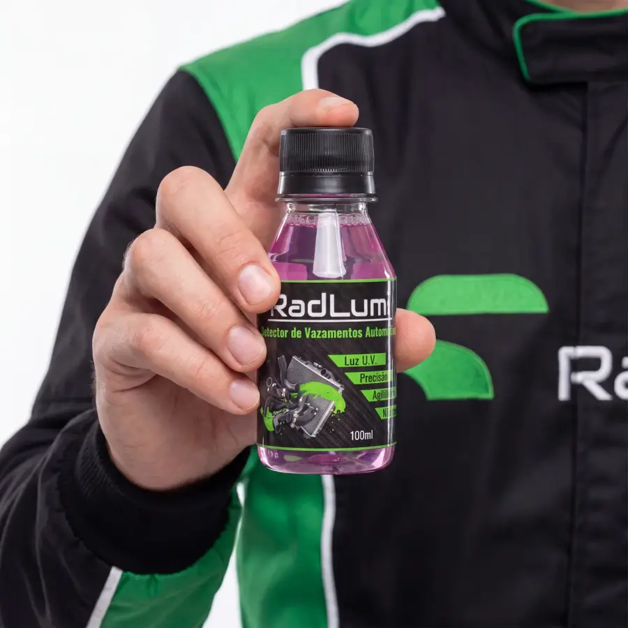 Mecânico profissional segurando o RadLumi Leak Finder 100ml