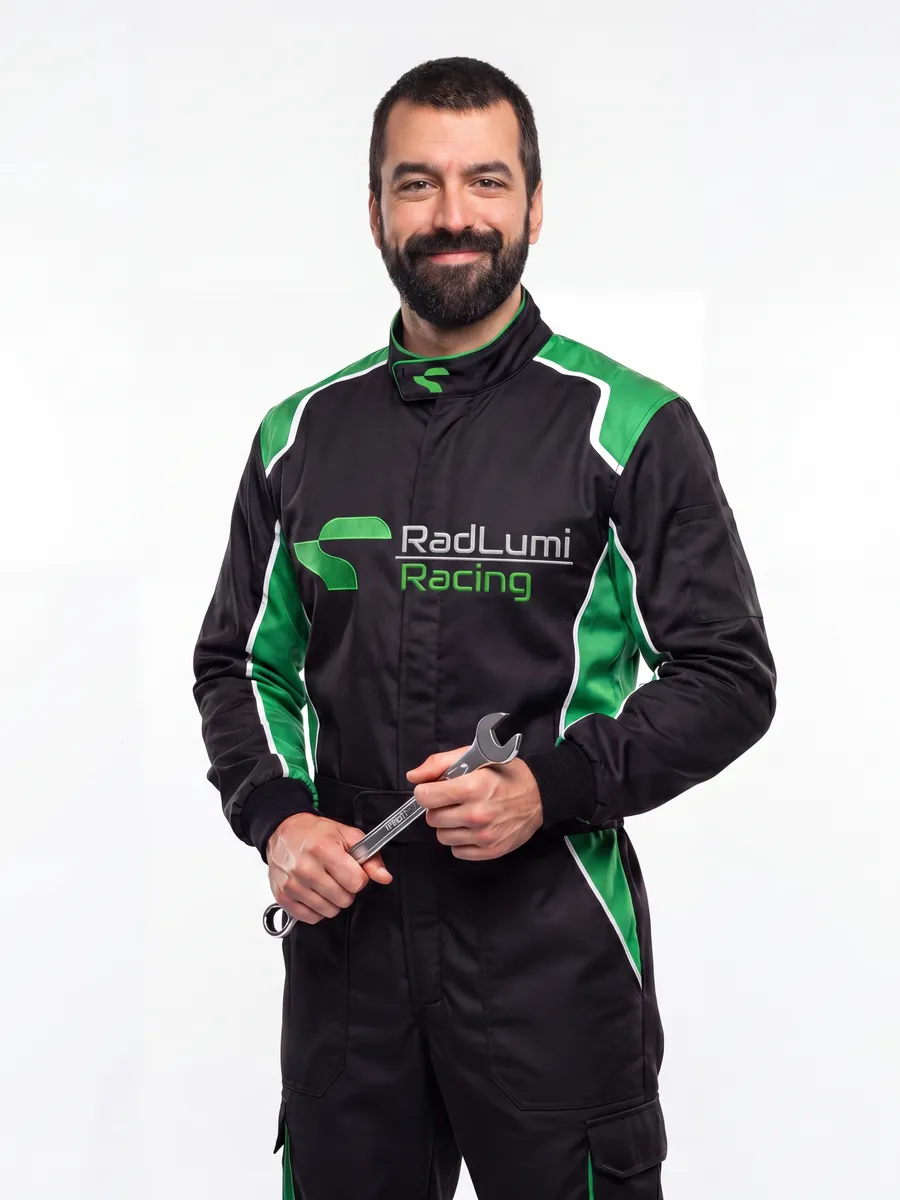 Mecânico com uniforme RadLumi Racing segurando a chave de boca