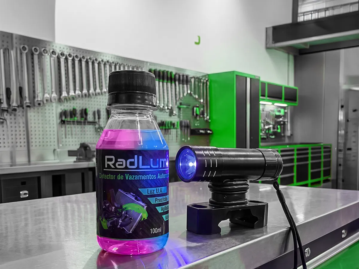 Produtos RadLumi com a lanterna UV acesa na oficina