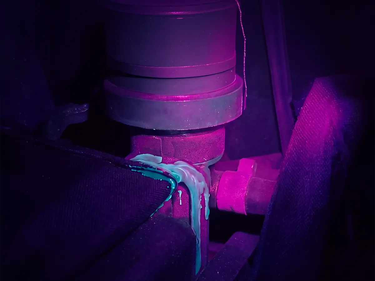 Vazamento revelado brilhando sob a luz ultravioleta