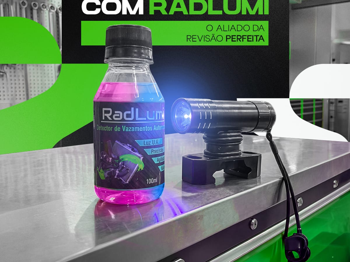 Lanterna ultravioleta RadLumi ao lado do frasco Leak Finder